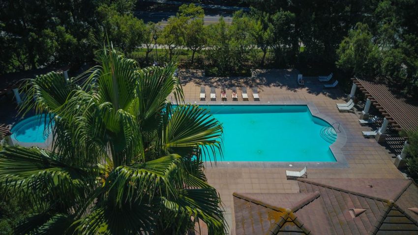 Een zwembad aanleggen in de tuin van ontwerp tot oplevering: hoe doe je dat?